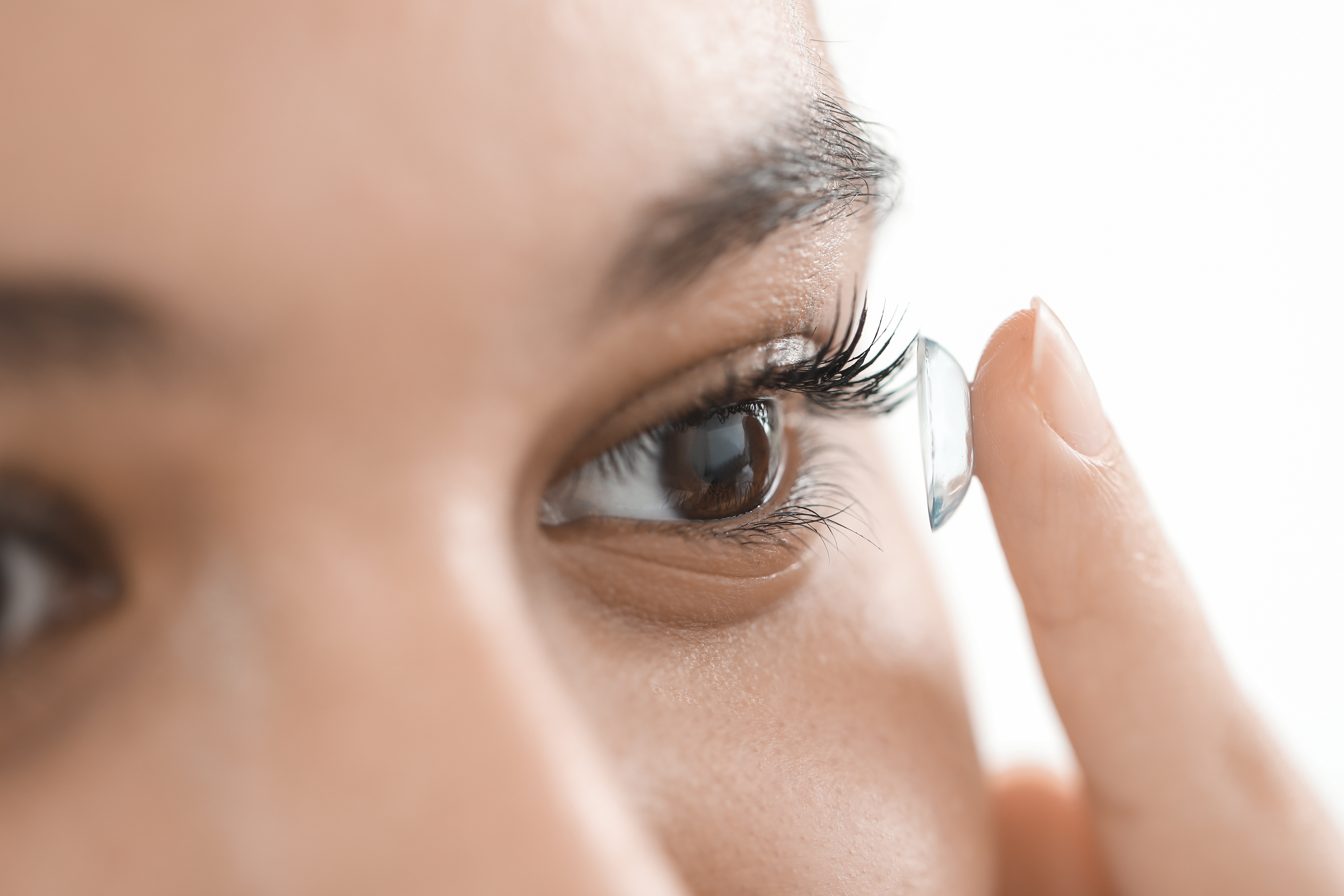 Need Best Daily Contacts for Dry Eyes Top 6 Moist Options for All Day Wear